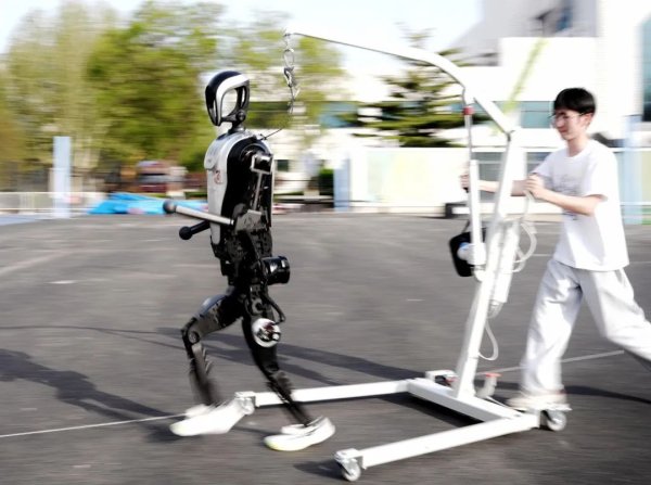 嘉正网  21支队伍参加人形机器人半马 每位选手最多三位人类“陪跑员”